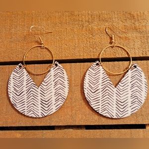 💟 White & Black Boho Wood Earrings